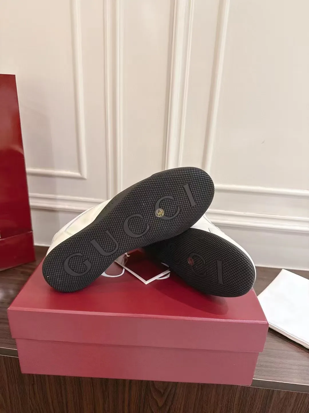 Factory price: 420💰New men's shoes GUCCI [Lightning] Gucci's latest shoes are shipped. Original quality, fashionable, special material, sheepskin lining, brand new packaging. The foot feels super comfortable and the workmanship is impeccable. Size: 38-44, customized 45